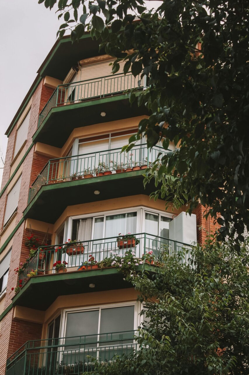 Edificio con balcones y plantas en el distrito de Cercado de Lima