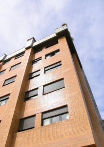 Edificio de ladrillo en Cercado de Lima, potencial para alojamiento turístico.