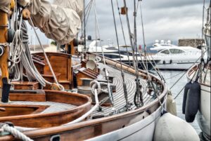 Vista de un barco en los Talleres Navales Almendares con nubes de tormenta