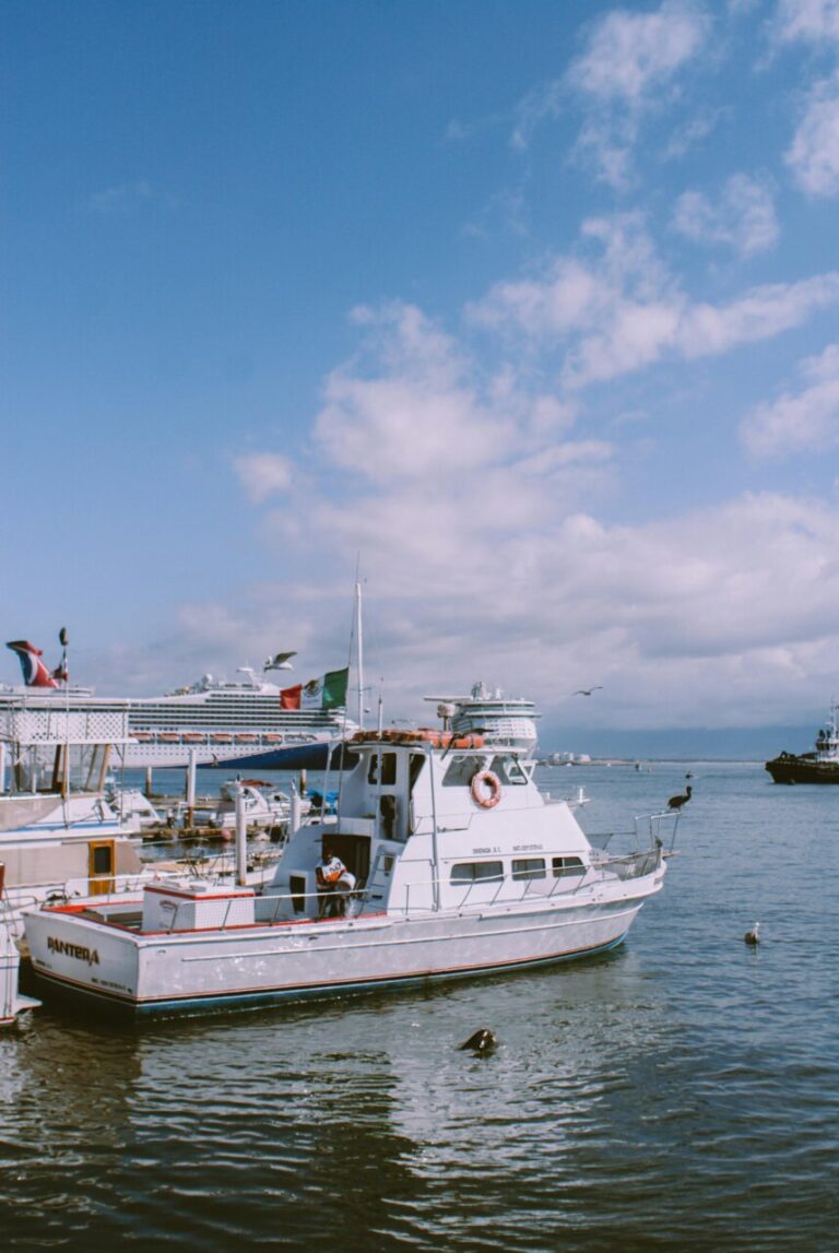 Vista de un barco en el puerto de Ensenada, Baja California.