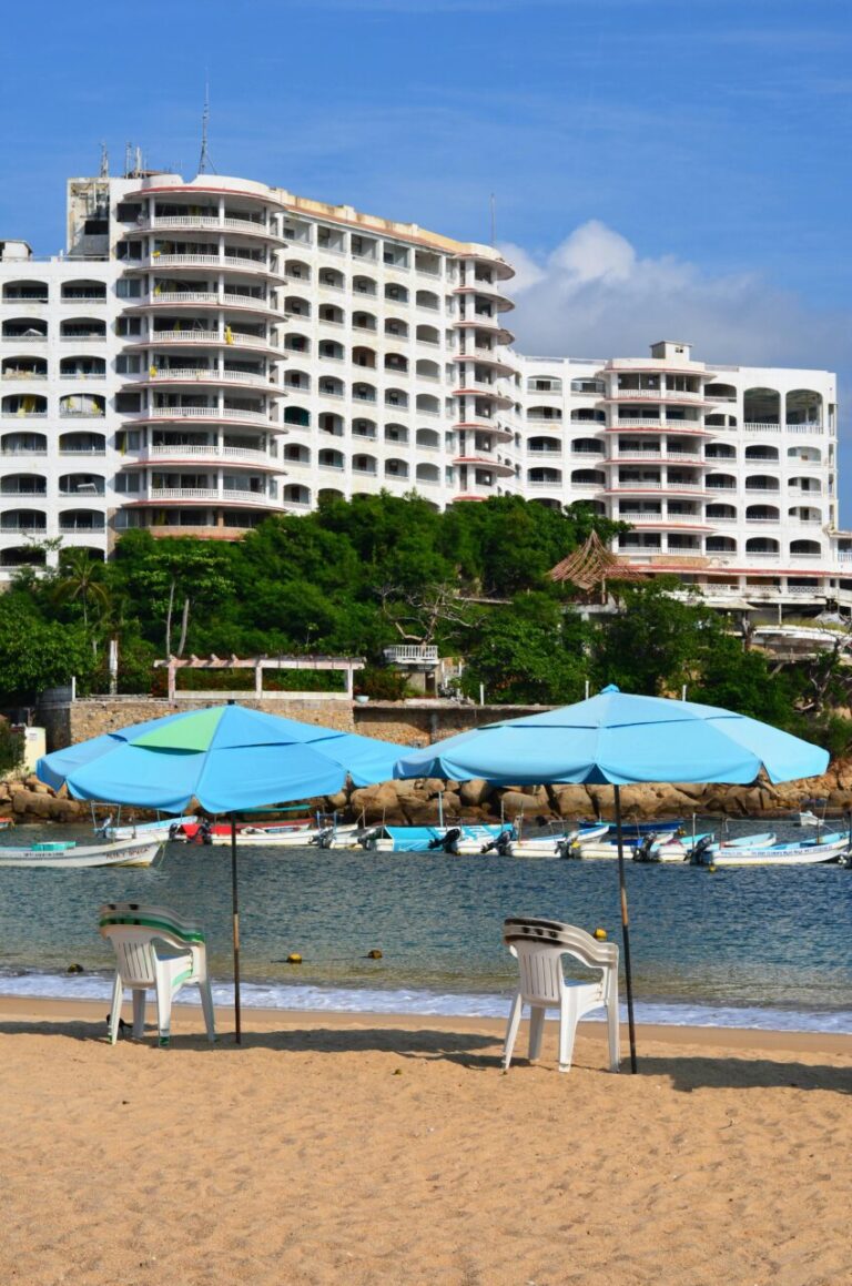 Vista de un terreno en Ixtapa con sombrillas y sillas de playa