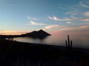 Vista del mar y montaña en Loreto al atardecer