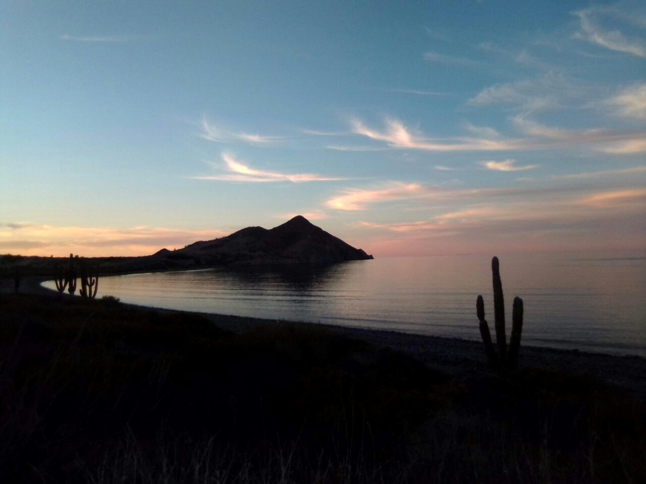 Vista del mar y montaña en Loreto al atardecer