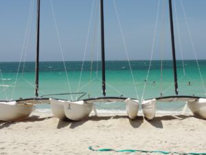 Catamaranes en la playa de Varadero, Cuba, con mar azul claro