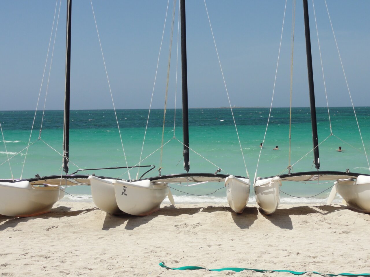 Catamaranes en la playa de Varadero, Cuba, con mar azul claro