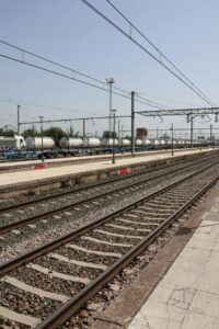 Vía férrea con trenes en una estación en México