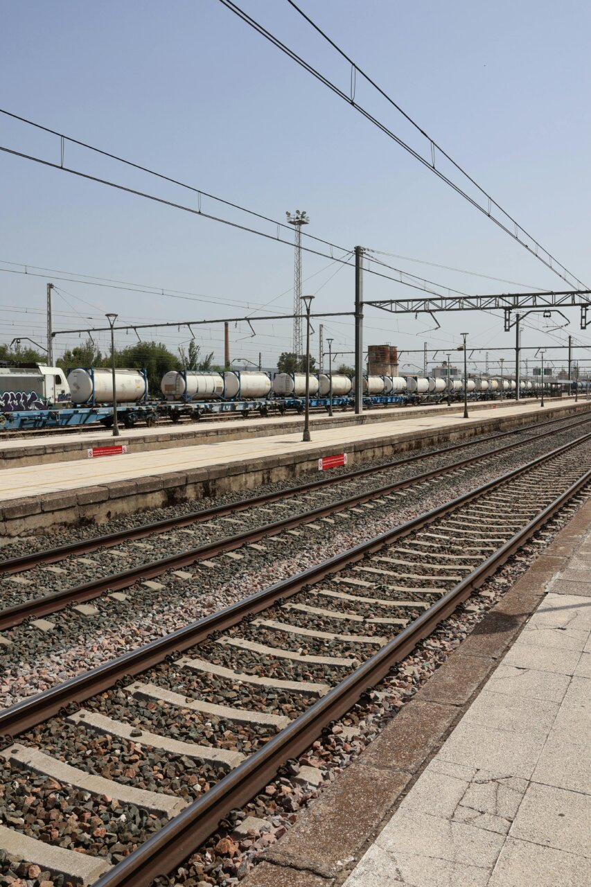 Vía férrea con trenes en una estación en México