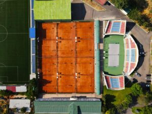 Vista aérea de canchas de tenis y estadio en Lima