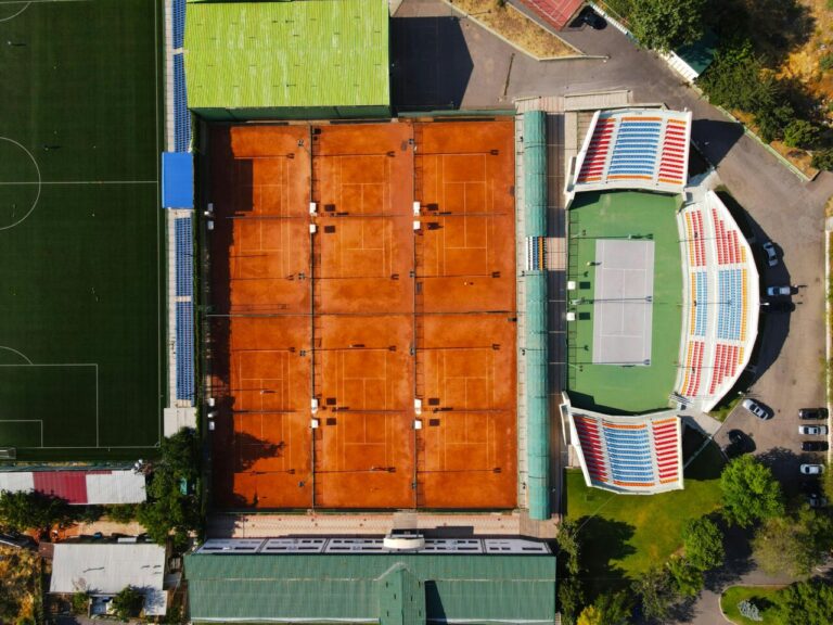 Vista aérea de canchas de tenis y estadio en Lima