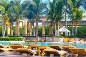 Vista de un hotel boutique en La Habana Vieja con palmeras y piscina