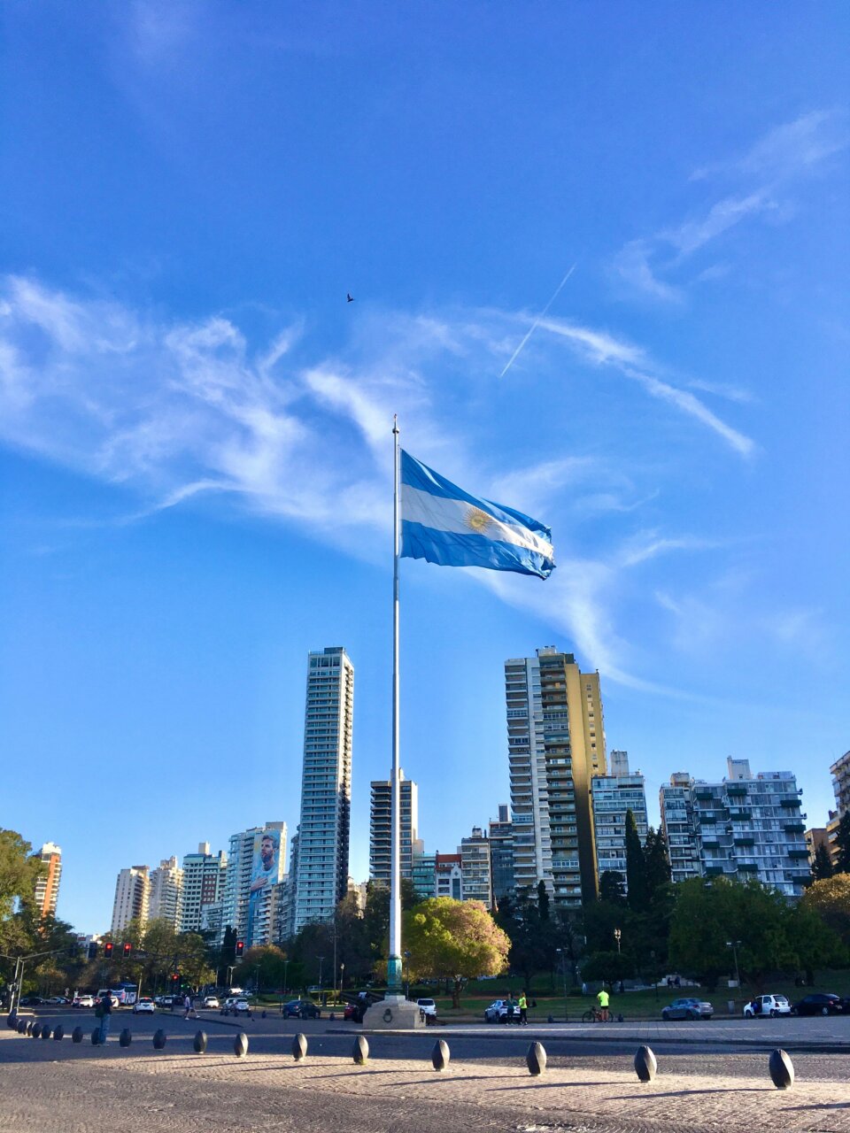Bandera de Argentina ondeando en un paisaje urbano de Buenos Aires