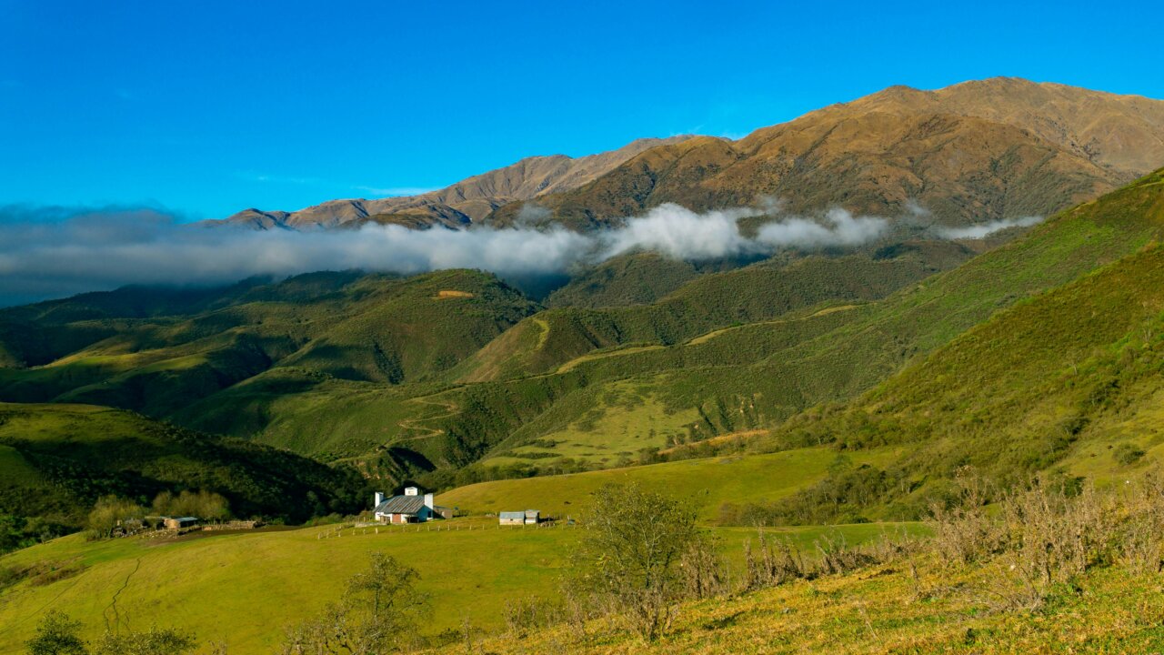 Vista panorámica de las montañas y campos en Tafí del Valle