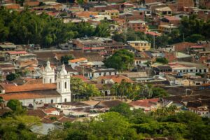 Vista aérea de Tuluá con edificios y vegetación
