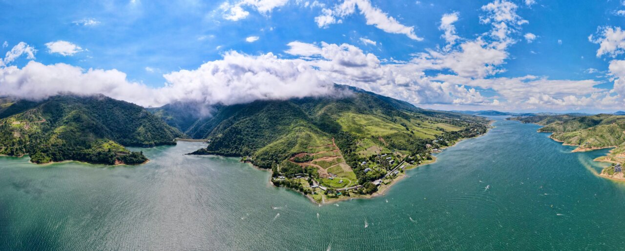 Vista panorámica del Valle del Cauca con montañas y agua