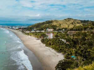 Vista aérea de la playa en Santa Elena con cabañas y vegetación