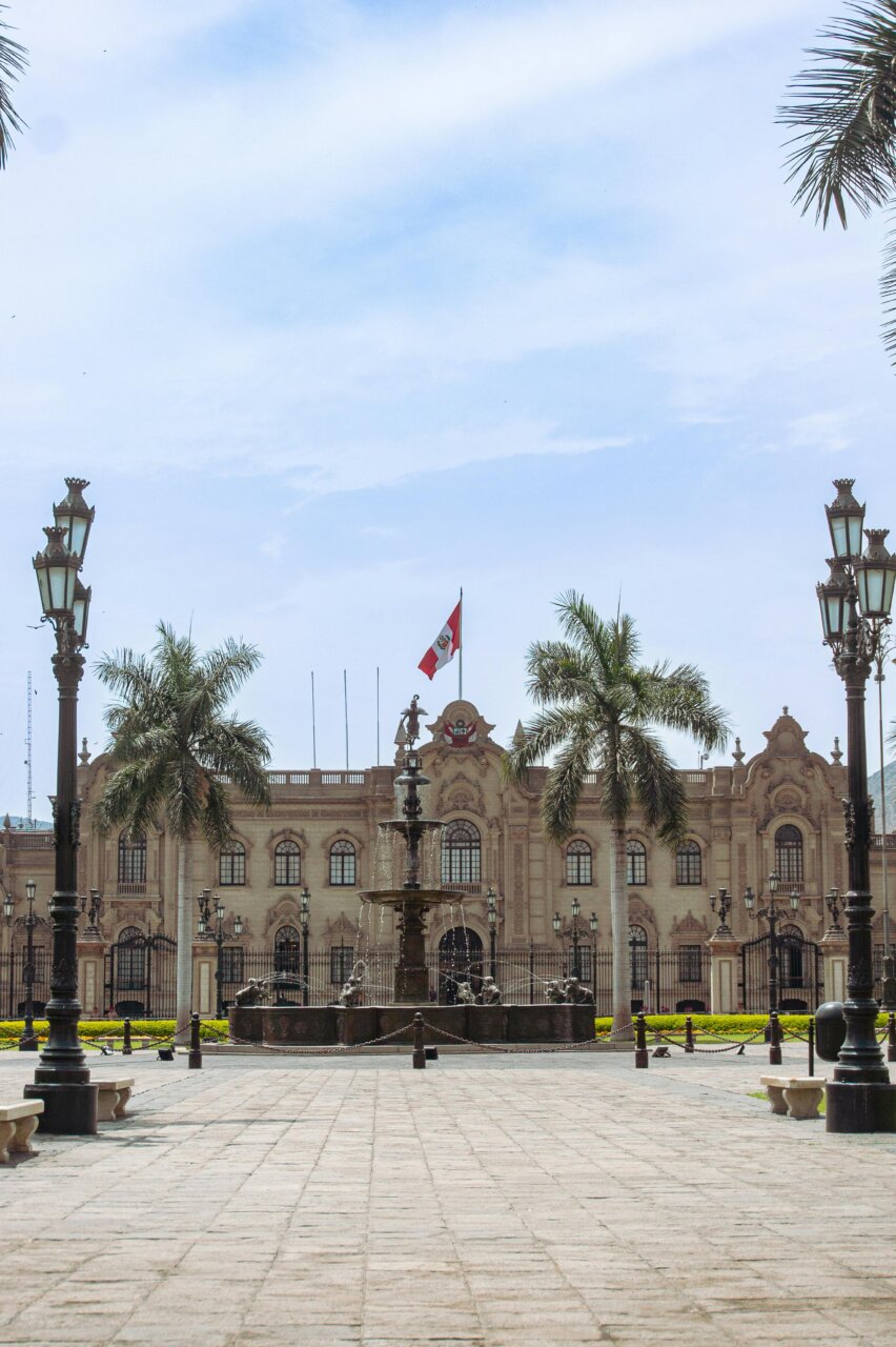 Plaza con fuente y edificio gubernamental en Perú