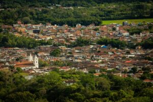 Vista panorámica de Guadalajara de Buga con casas y vegetación