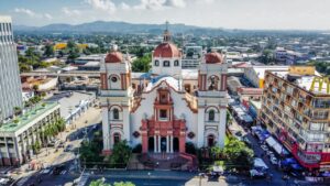 Vista aérea de un edificio emblemático en Honduras con entorno urbano
