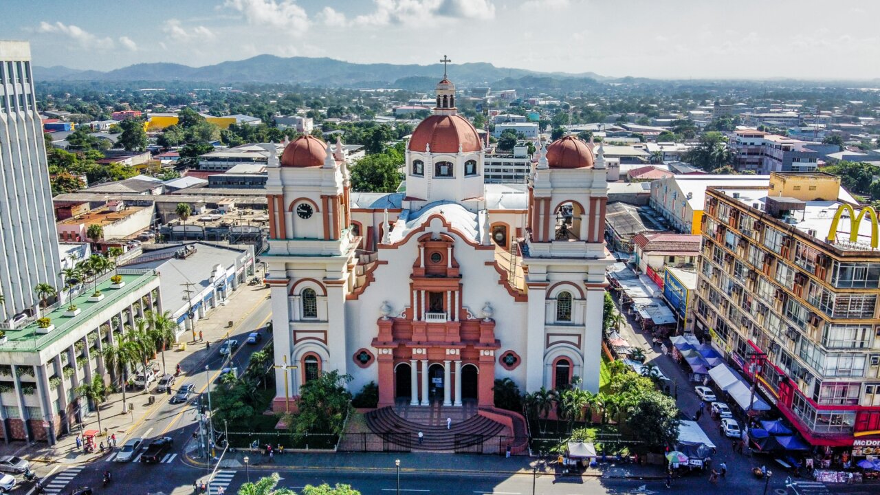 Vista aérea de un edificio emblemático en Honduras con entorno urbano