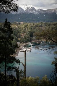 Vista panorámica del lago y montañas en Villa la Angostura