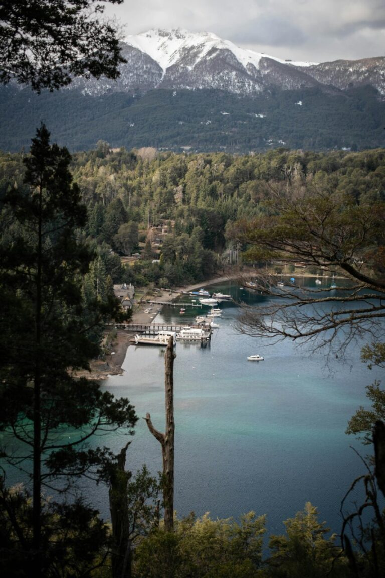 Vista panorámica del lago y montañas en Villa la Angostura