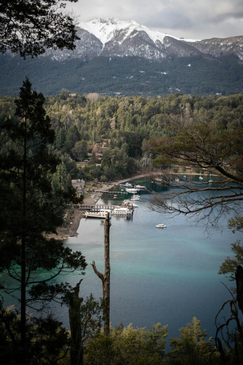 Vista panorámica del lago y montañas en Villa la Angostura