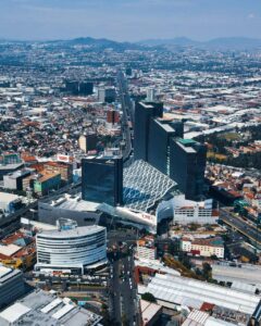 Vista aérea de una ciudad moderna con edificios y carreteras