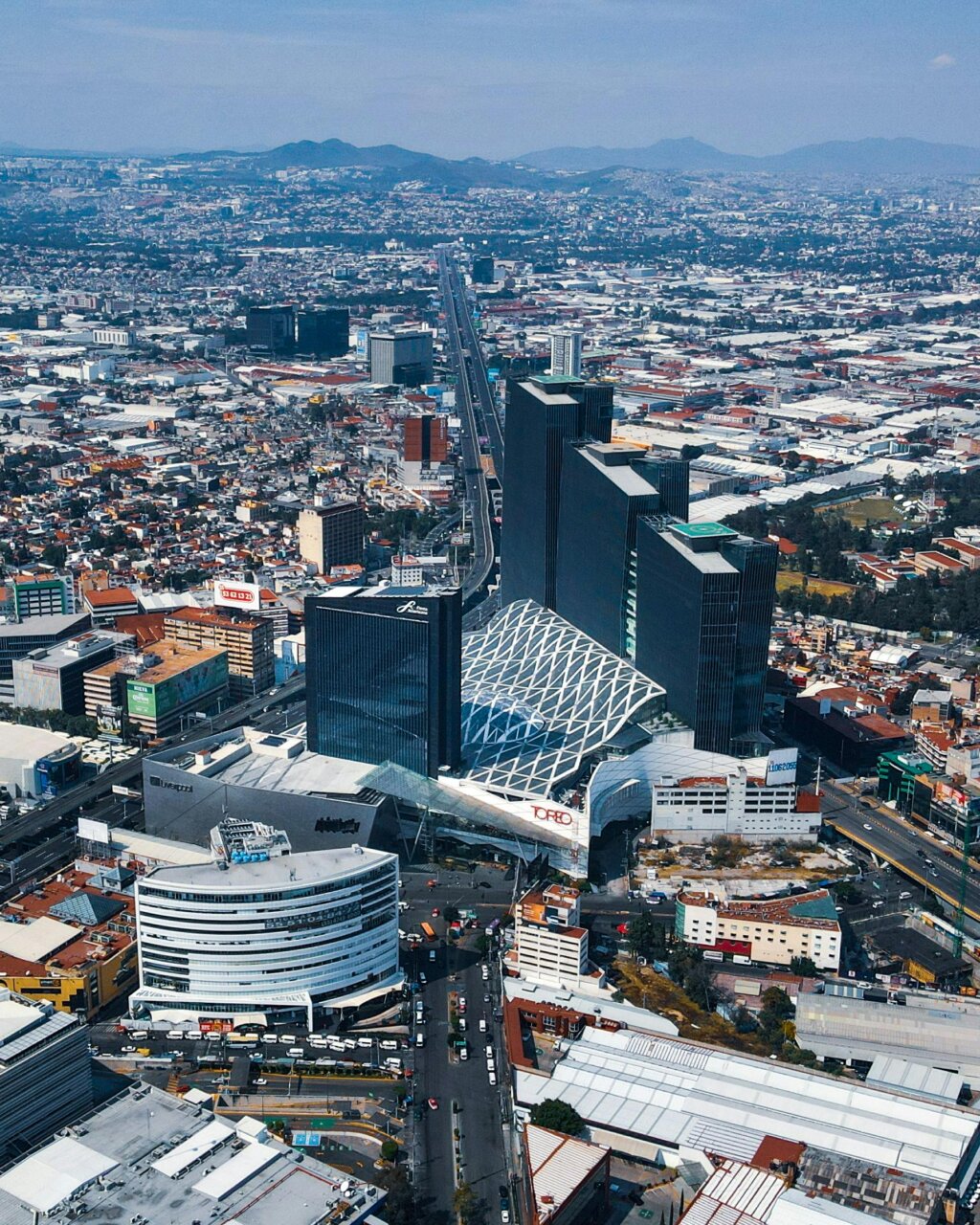 Vista aérea de una ciudad moderna con edificios y carreteras