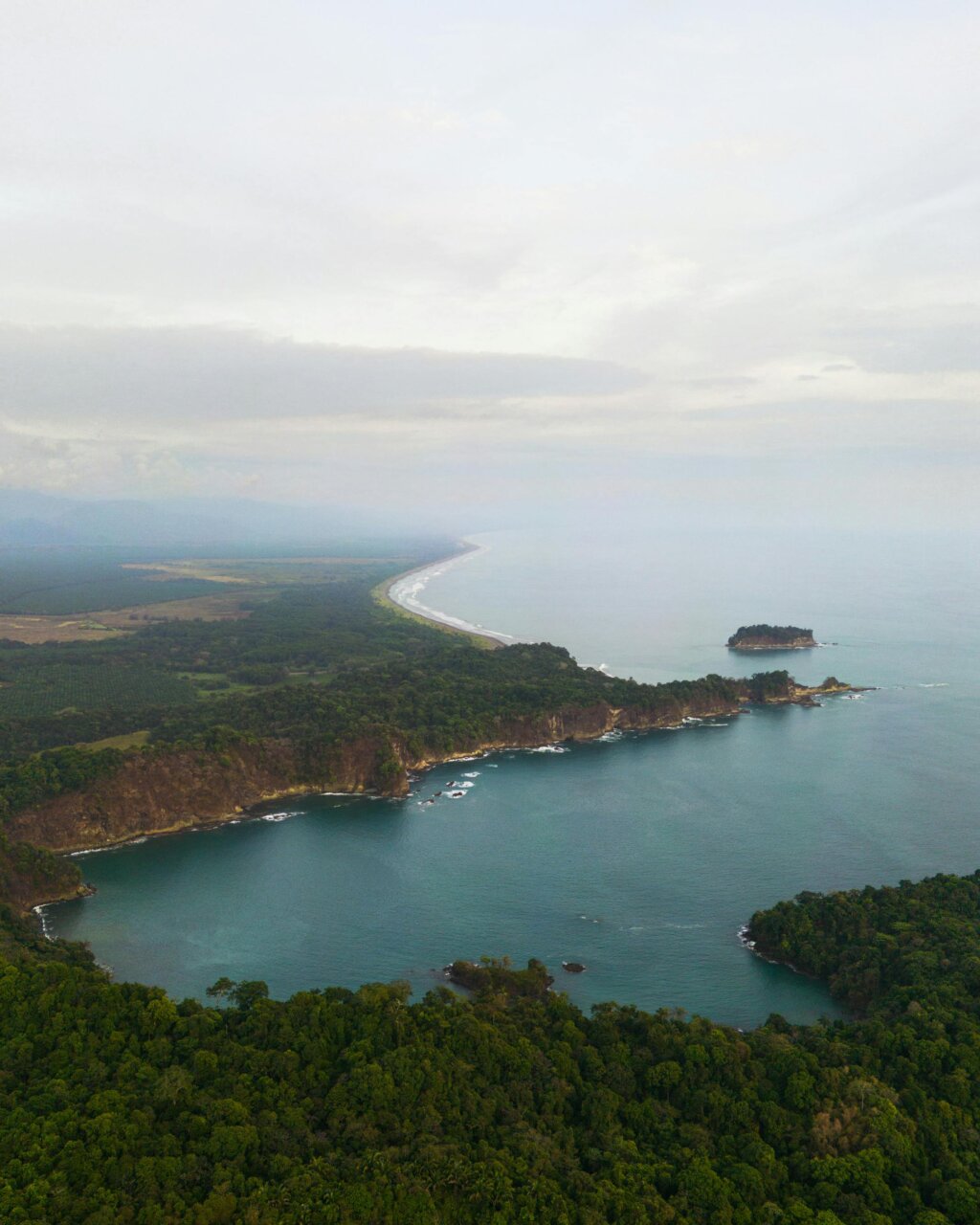 Vista aérea de la costa de Costa Rica con vegetación y mar
