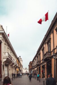 Calle en Perú con edificios coloniales y bandera peruana