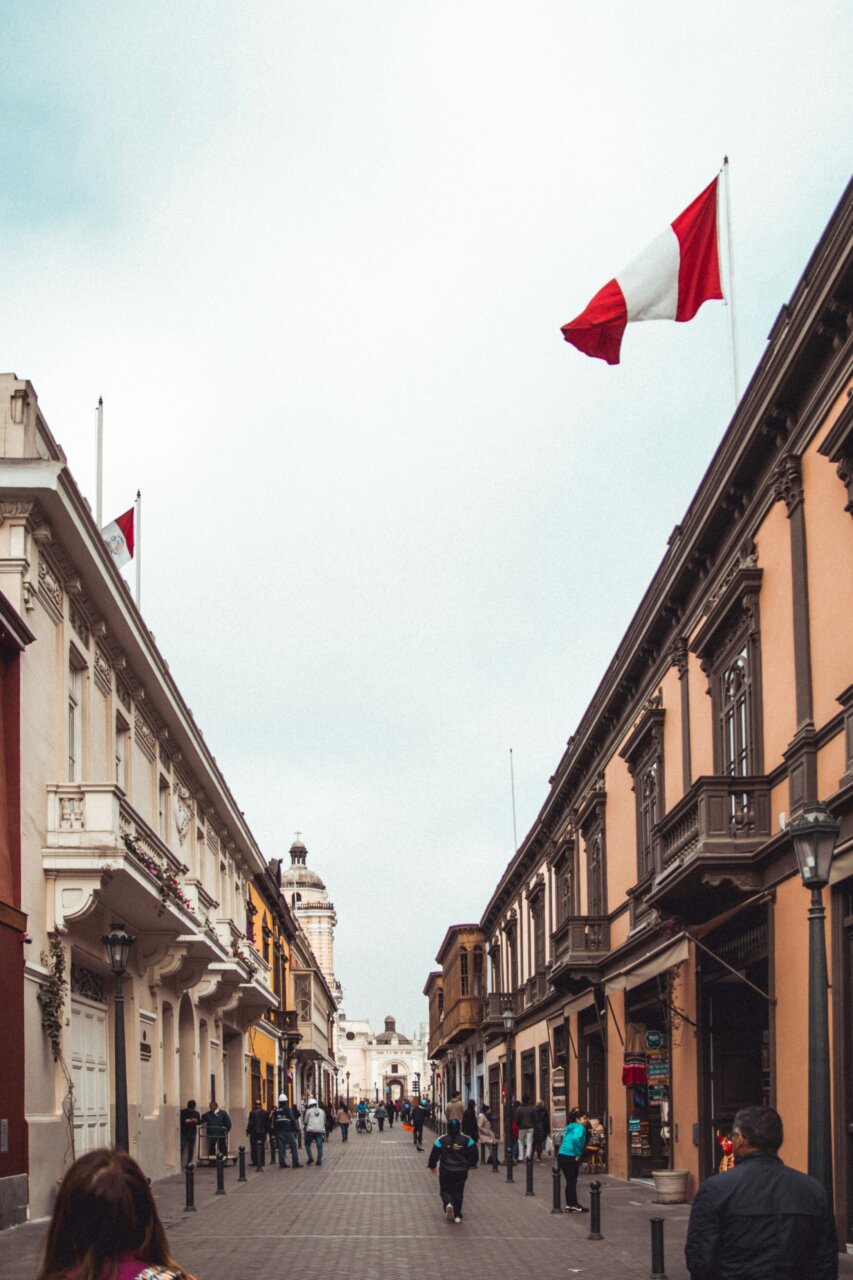 Calle en Perú con edificios coloniales y bandera peruana
