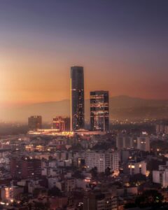 Vista panorámica de edificios modernos en la ciudad de México al atardecer.