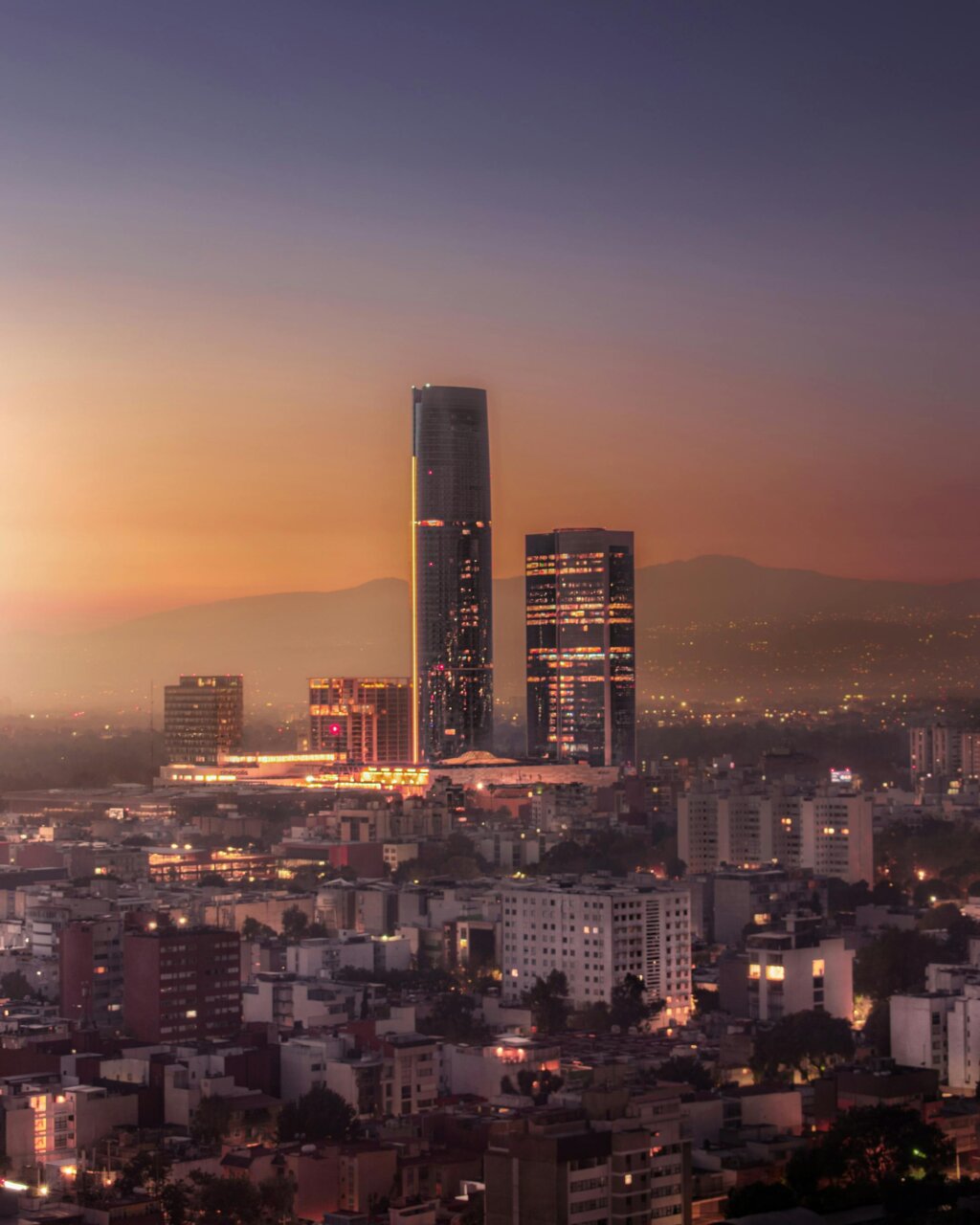 Vista panorámica de edificios modernos en la ciudad de México al atardecer.