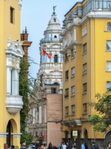 Vista de edificios y bandera peruana en una calle de Lima