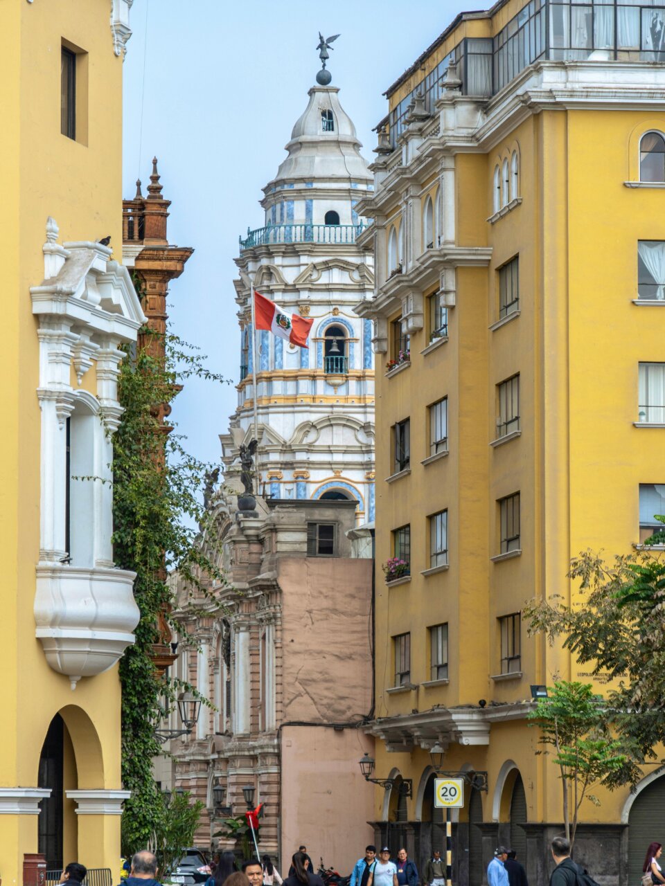 Vista de edificios y bandera peruana en una calle de Lima