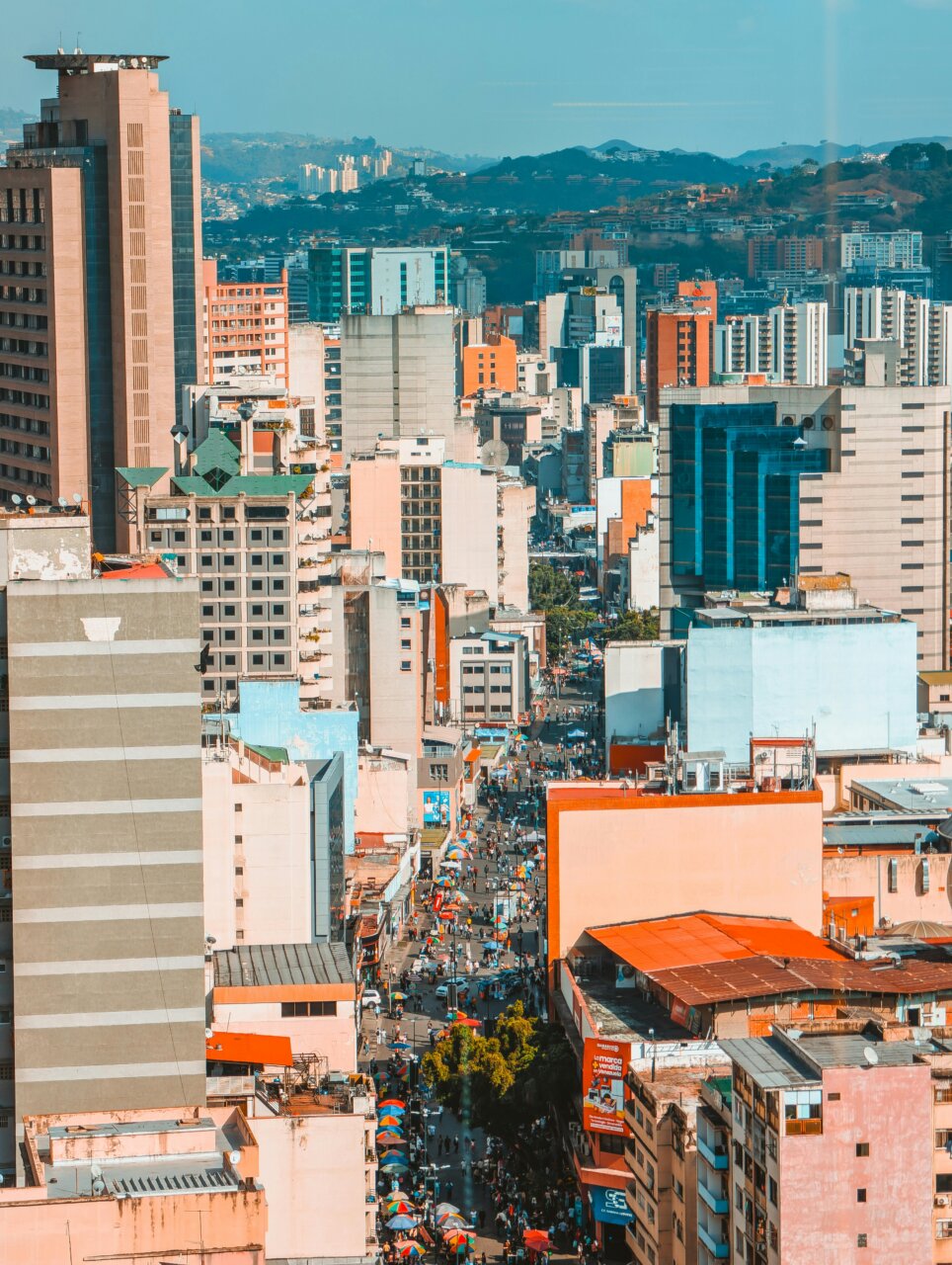 Vista panorámica de una ciudad en Venezuela con edificios y calles