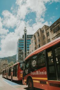 Autobuses del sistema TransMilenio en Bogotá bajo un cielo azul