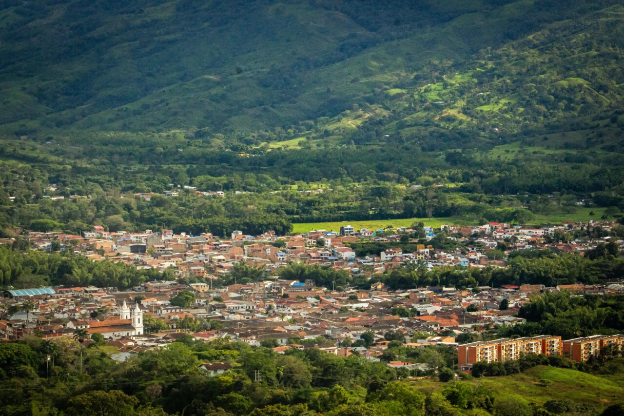 Vista panorámica del municipio de Tulúa rodeado de montañas verdes.