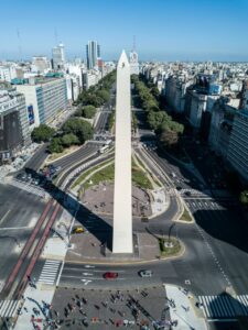 Vista aérea del Obelisco en Buenos Aires con tráfico y edificios