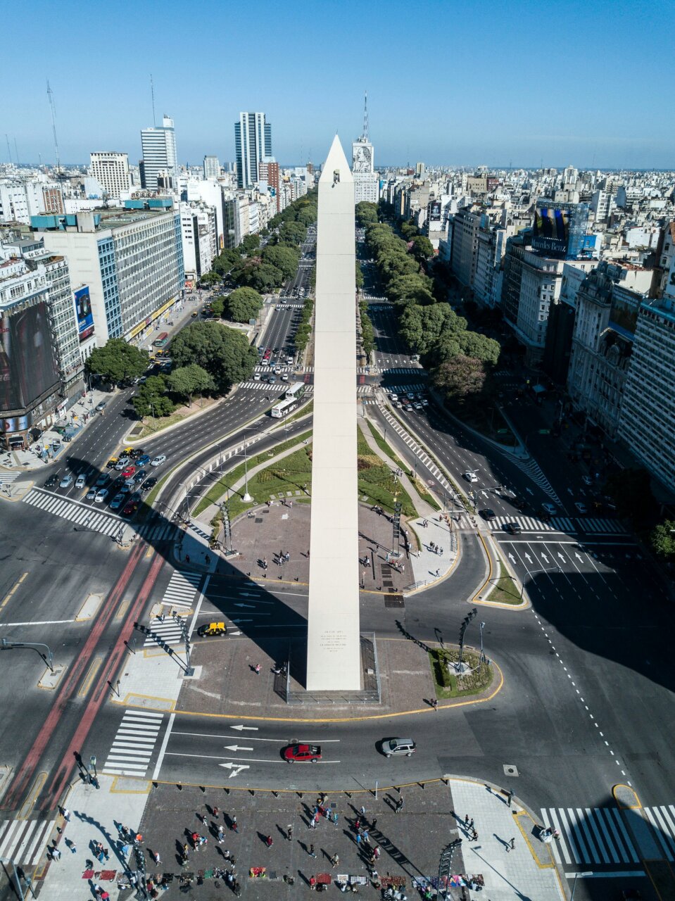 Vista aérea del Obelisco en Buenos Aires con tráfico y edificios