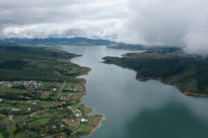 Vista panorámica del Valle del Cauca con lago y montañas