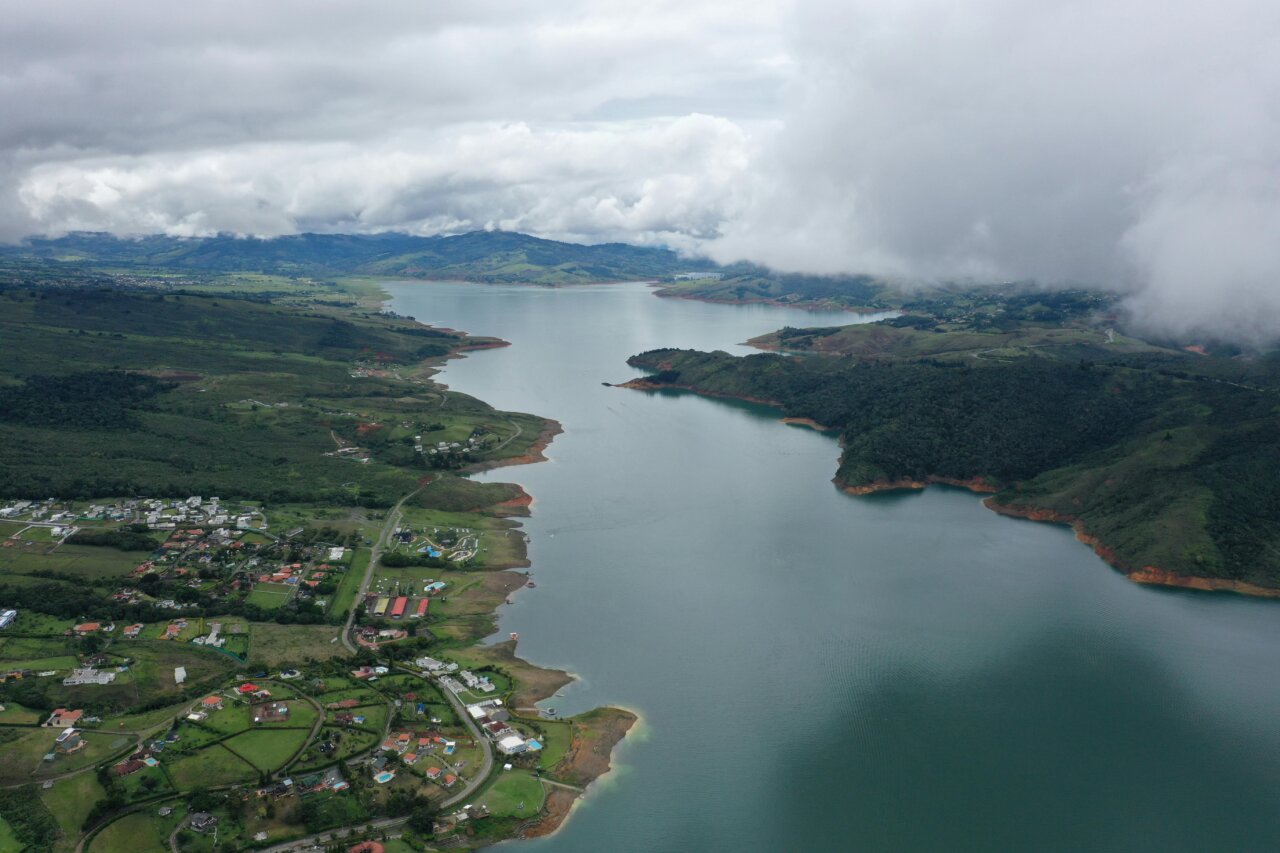 Vista panorámica del Valle del Cauca con lago y montañas