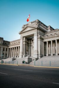 Vista del Palacio de Justicia en Perú con bandera ondeando