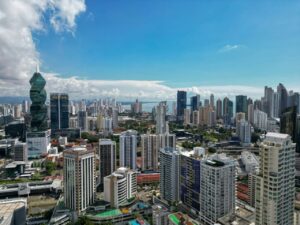 Vista panorámica de la ciudad moderna de Panamá con rascacielos