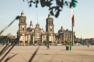 Vista de la Plaza del Zócalo en la Ciudad de México con edificios históricos.