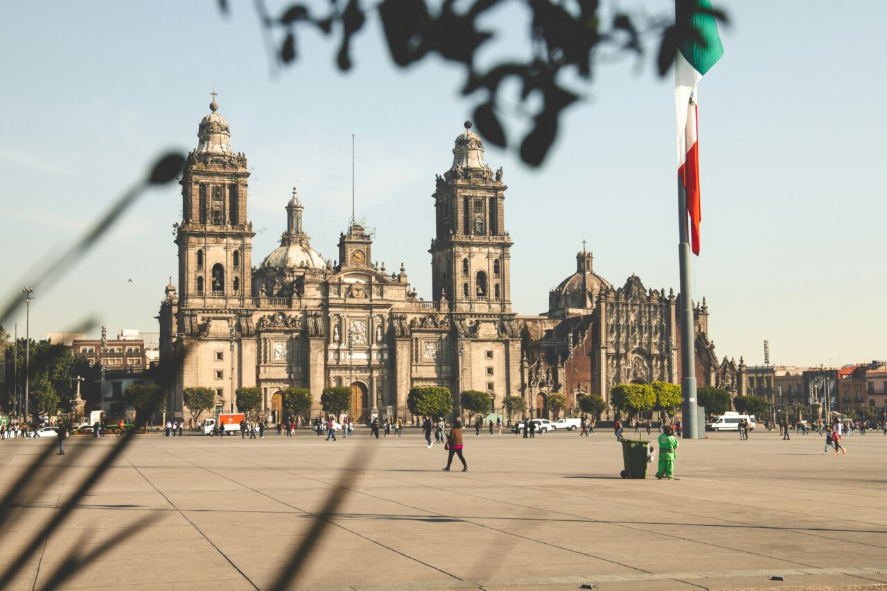 Vista de la Plaza del Zócalo en la Ciudad de México con edificios históricos.