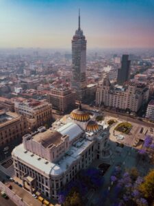 Vista aérea del Palacio de Bellas Artes y Torre Latinoamericana en la Ciudad de México.
