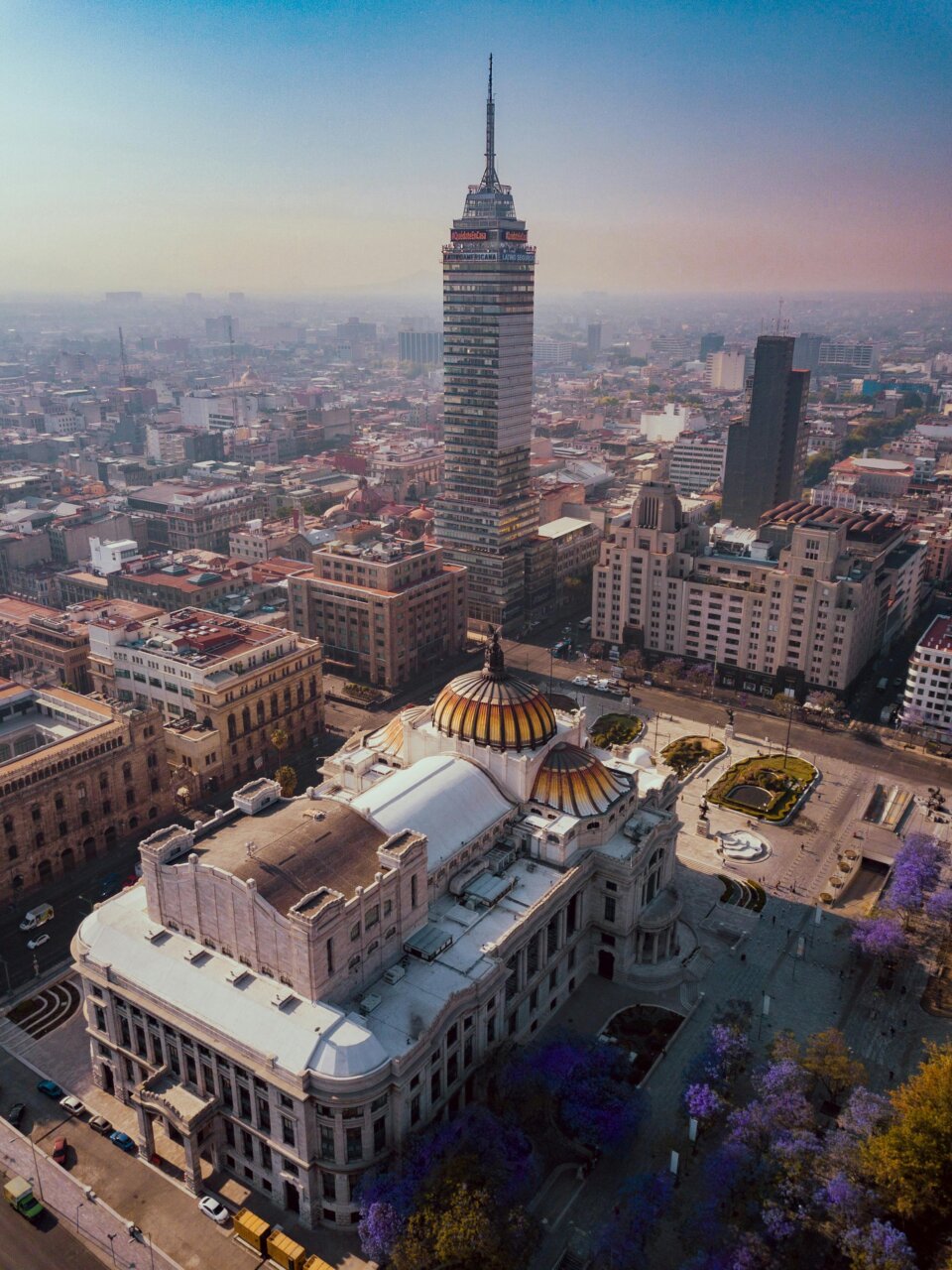 Vista aérea del Palacio de Bellas Artes y Torre Latinoamericana en la Ciudad de México.