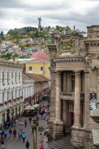 Vista de la arquitectura y calles de Quito con el monumento a la Virgen de El Panecillo