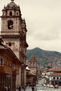 Vista de la arquitectura colonial en el centro histórico de Cusco